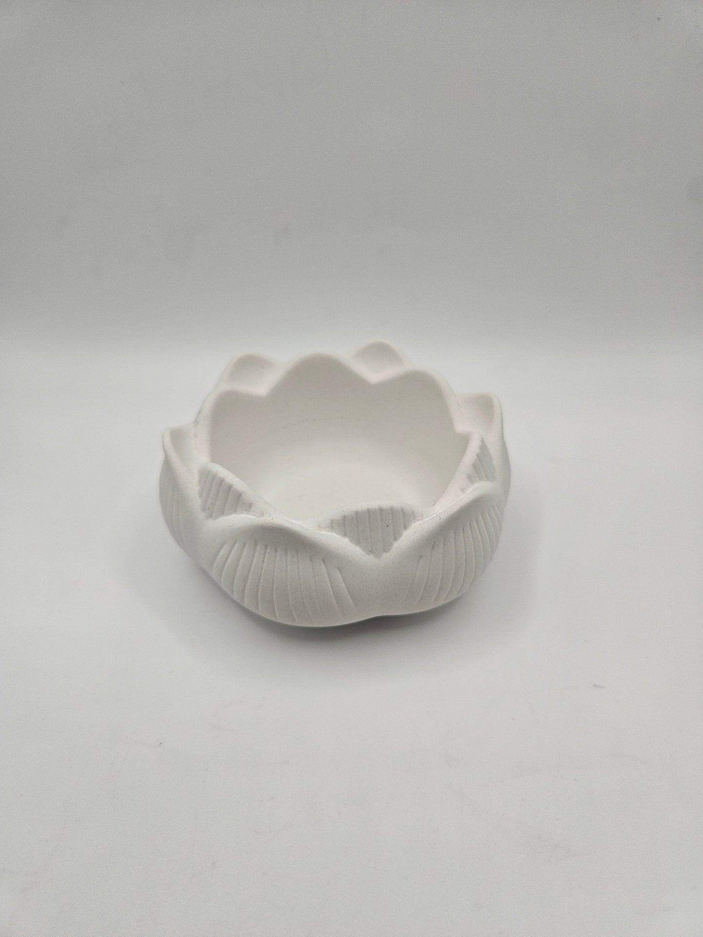 Δοχείο πορσελάνης σε σχήμα λουλουδιού